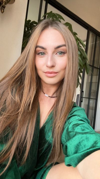 Lina - Kinky Flight Attendant ✈️ profile