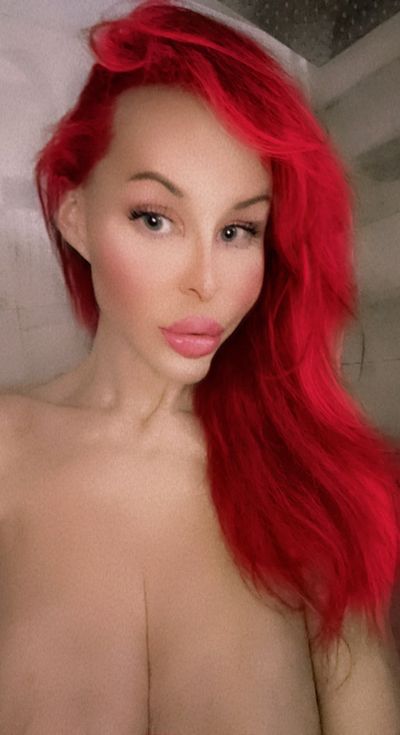 nikkiholliwood profile