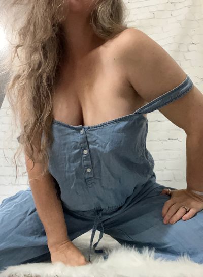 akhotwife4u thumbnail