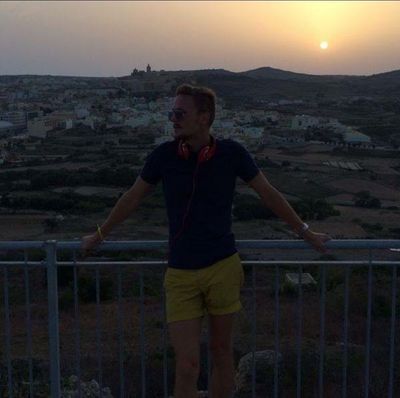 boy_with_a_toy thumbnail