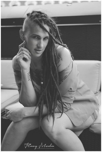 katiehilton.model profile