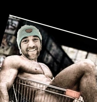 beardguywitominoushands thumbnail