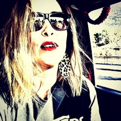 black.light.betty profile