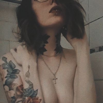 𝕹𝖔𝖜𝖍𝖊𝖗𝖊 𝕲𝖔𝖑𝖉𝖊𝖓 profile